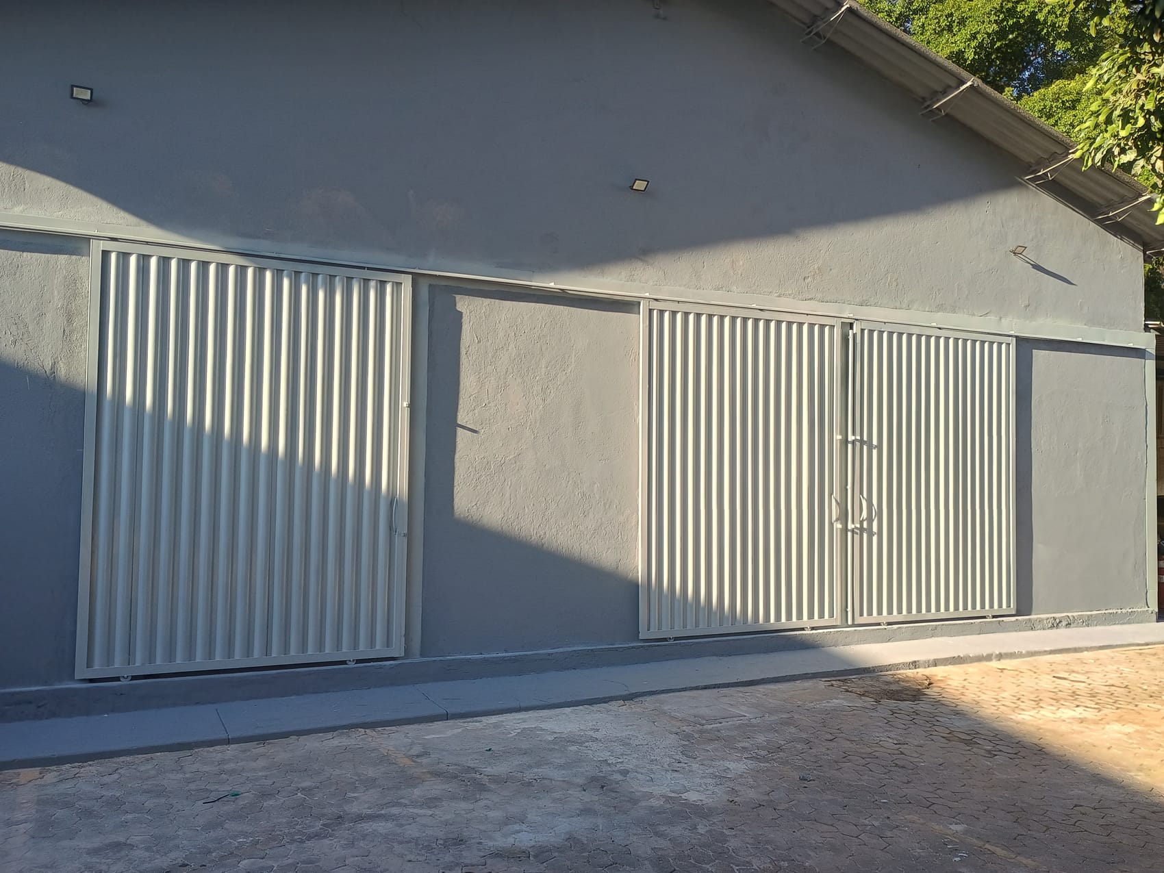 FACHADA — Alvenaria recuperada e pintura geral após a entrega